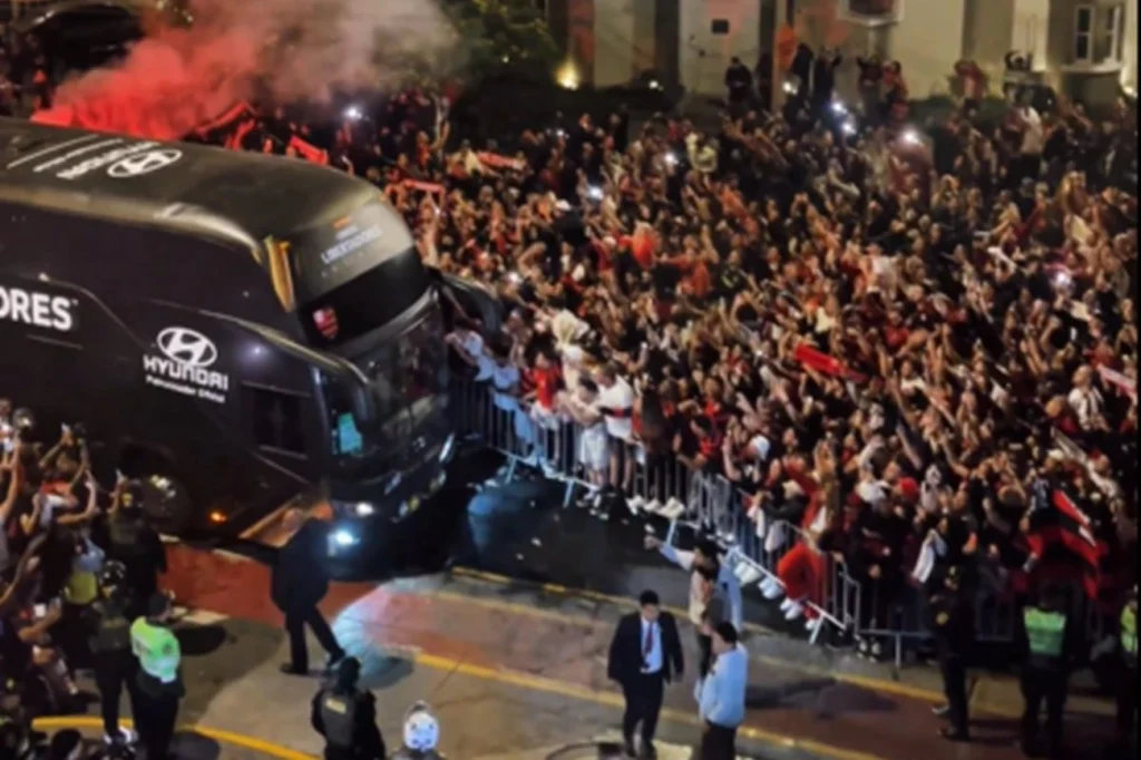 Libertadores: torcida do Flamengo faz festa na chegada dos jogadores a Lima