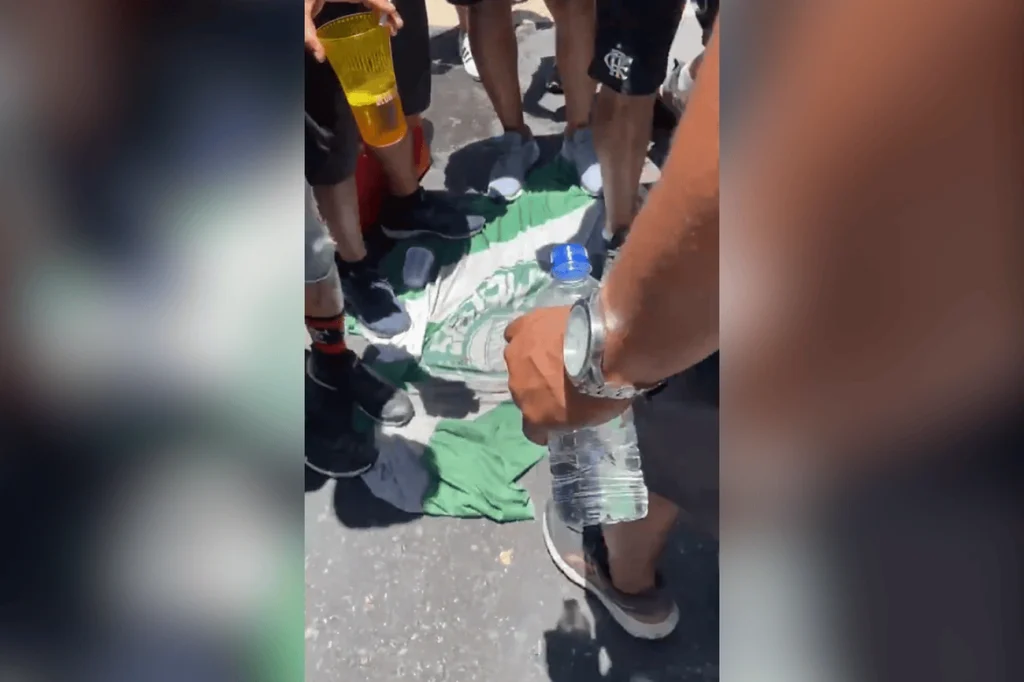 Torcida do Flamengo pisoteia bandeira do Palmeiras em comemoração