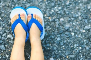 Aluna quebra pé ao ser atingida por pneu em escola e ganha indenização