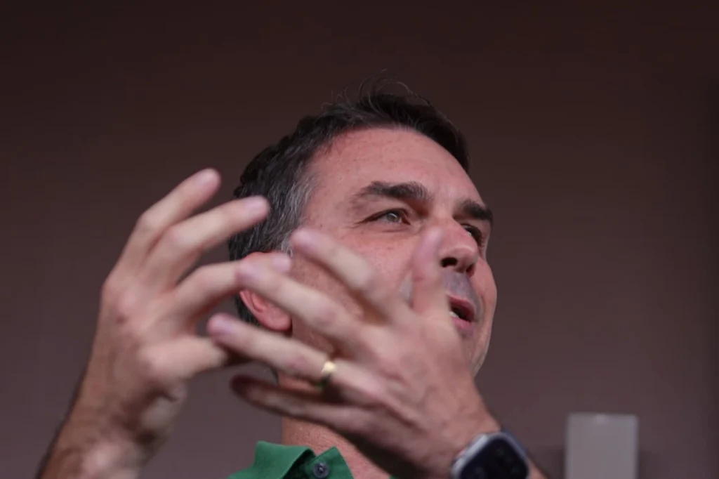 Após ser escolhido por Bolsonaro, Flávio nega racha e elogia Tarcísio.Vídeo