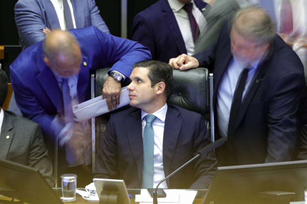 Deputados pressionam Motta a agilizar PEC que mira STF