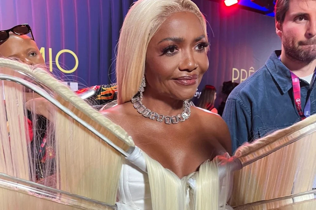 Gaby Amarantos passa sufoco com look inusitado durante premiação.Vídeo