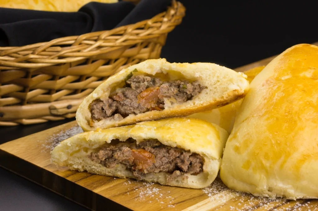 Lanche de domingo: aprenda a fazer esfirra fechada de carne