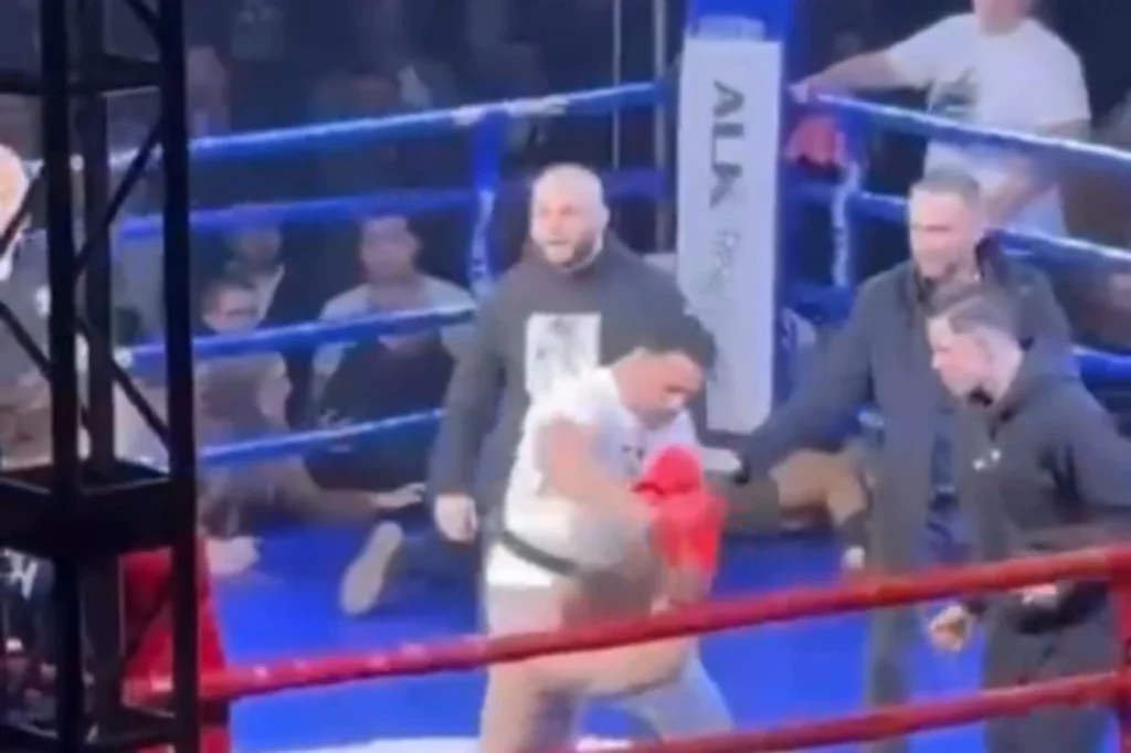 Kickboxeiro grego é levado ao hospital após pancadaria caótica em evento na Sérvia Kickboxeiro grego é levado ao hospital após pancadaria caótica em evento na Sérvia
