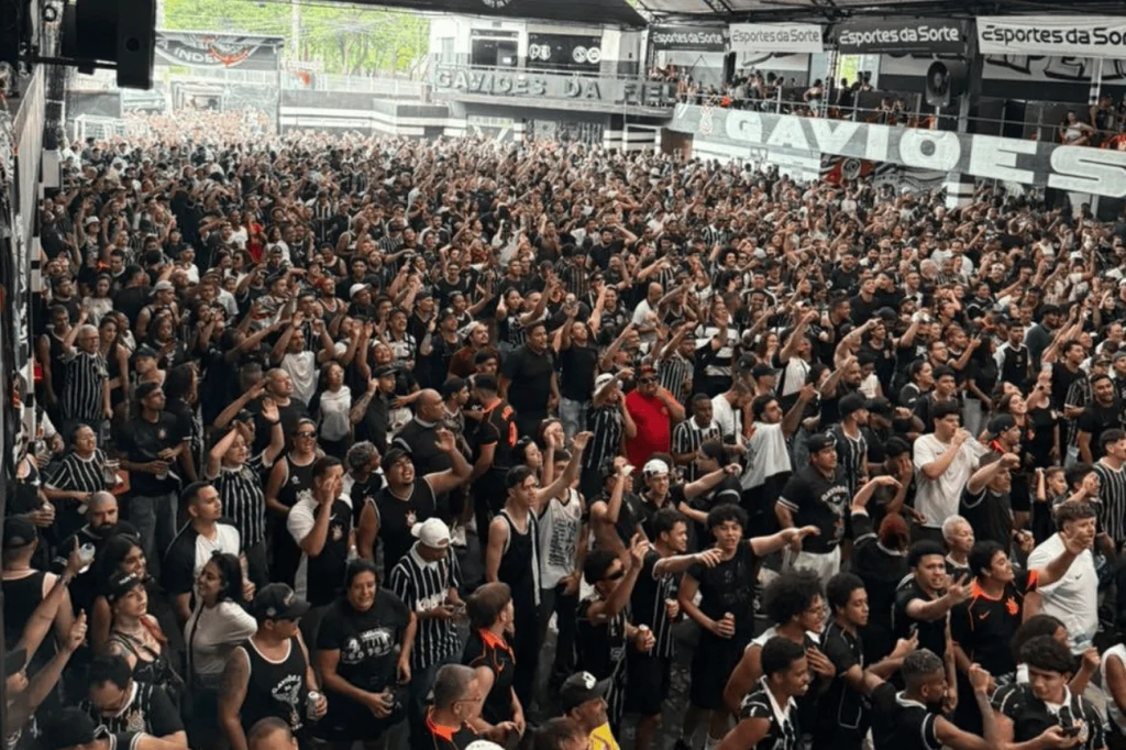 Corintianos lotam sede da Gaviões da Fiel hoje antes da final da Copa do Brasil Corintianos lotam sede da Gaviões da Fiel hoje antes da final da Copa do Brasil