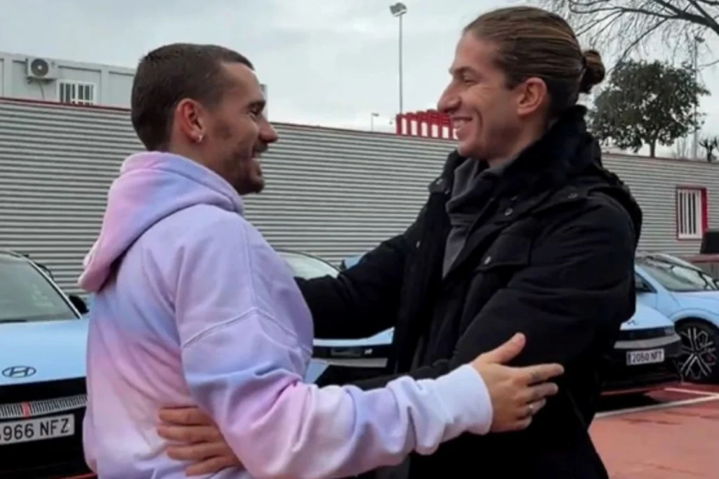 Filipe Luís surpreende no CT do Atlético de Madrid hoje Filipe Luís surpreende no CT do Atlético de Madrid hoje