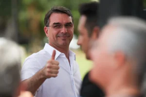 Flávio Bolsonaro ultrapassa 44% e reduz distância para Lula para 4 pontos em 2º turno agora