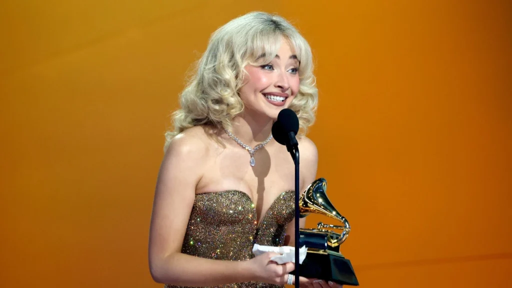 Assista ao Grammy 2026 agora com Sabrina Carpenter e Kendrick Lamar