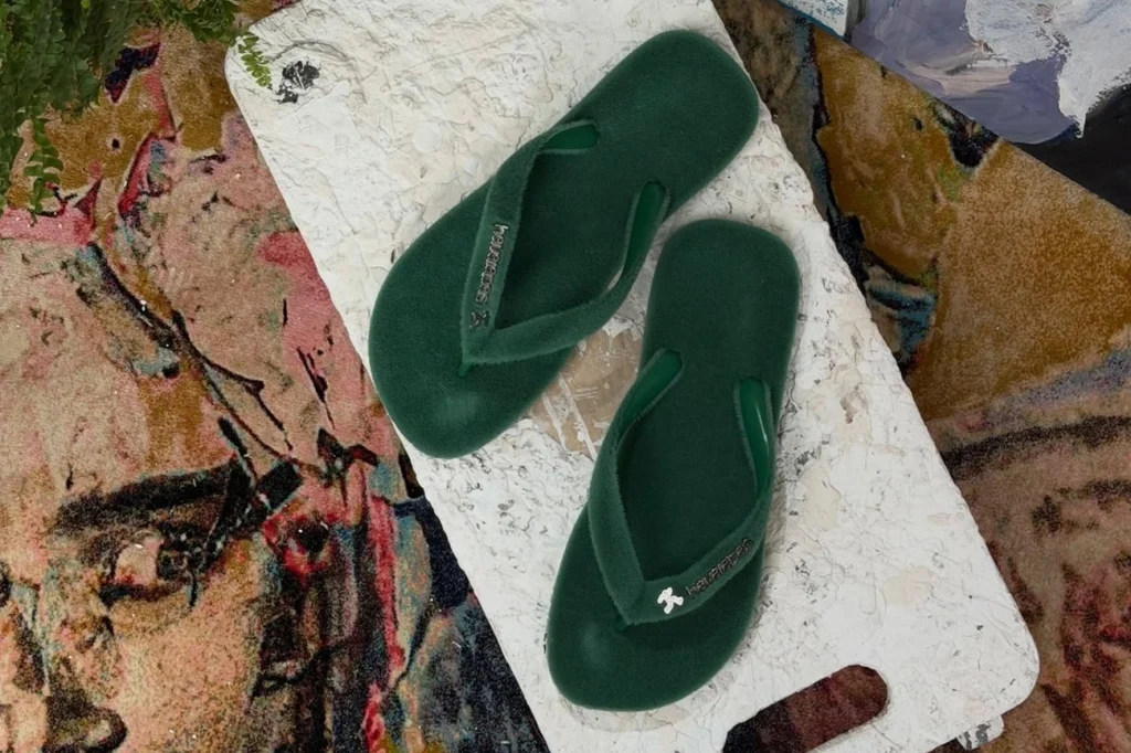 Havaianas lançam chinelo de veludo verde inspirado em gramados de futebol agora