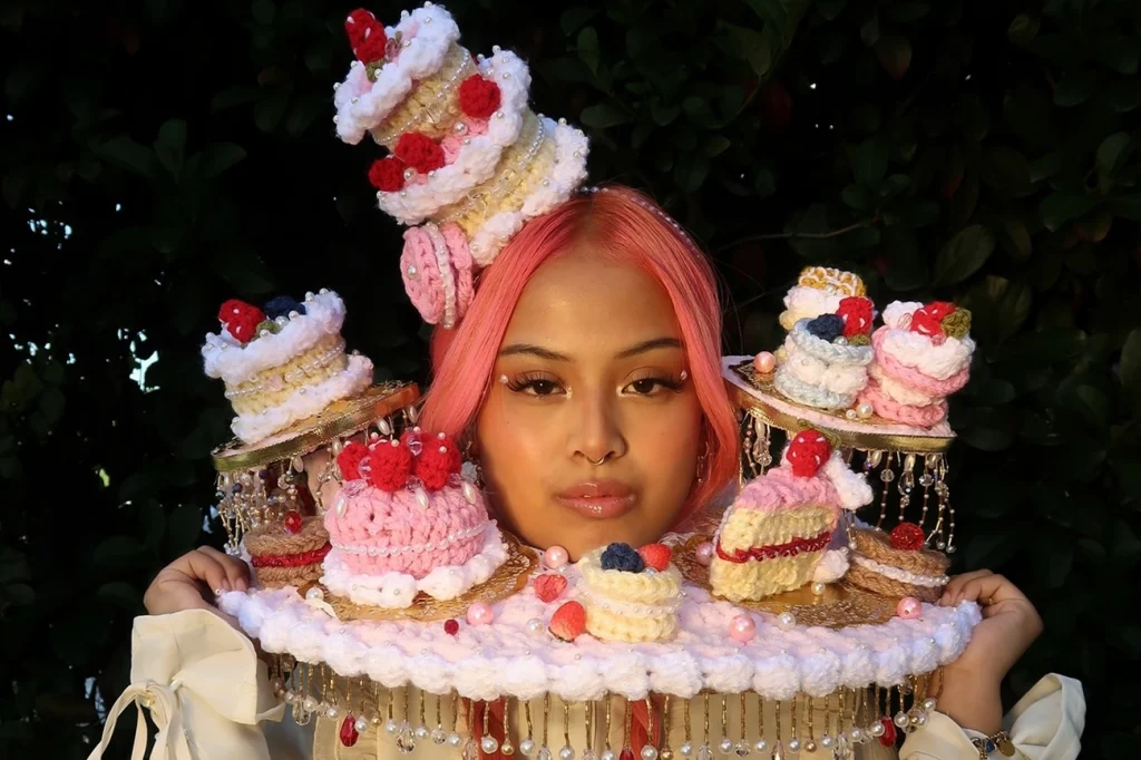 Tatay Katelyn desafia a moda com crochês extravagantes