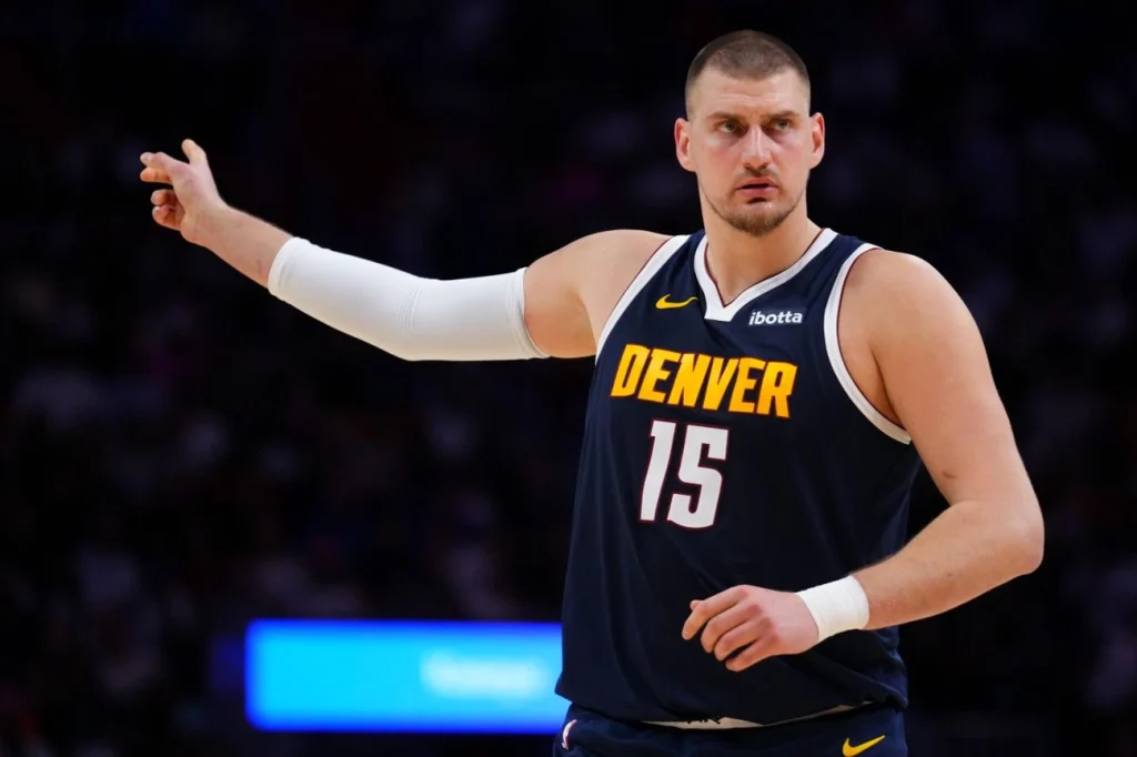 Nikola Jokic mantém liderança MVP apesar da lesão