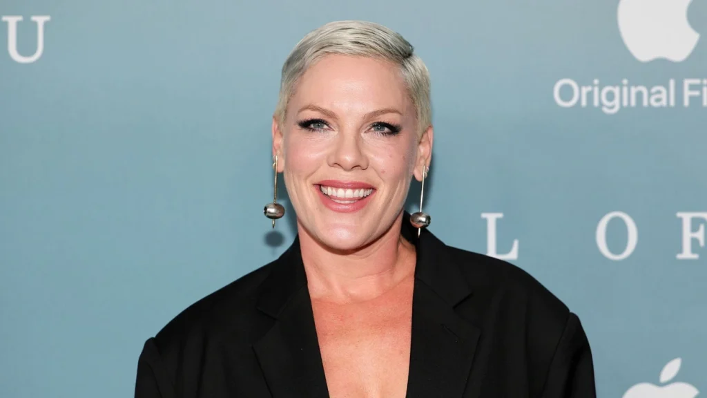 Pink se submete a cirurgia no pescoço agora em 2026 Pink se submete a cirurgia no pescoço agora em 2026