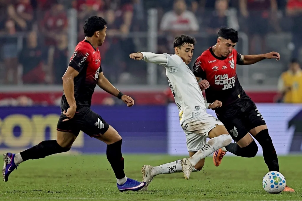 Athletico-PR arrasa em casa e sobe para liderança no Brasileirão