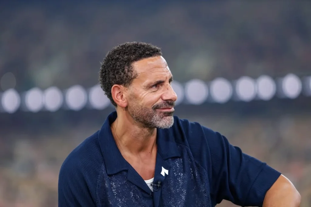 Rio Ferdinand usa cadeira de rodas após lesões no Manchester United