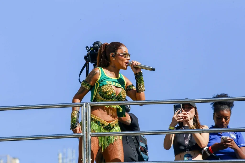 Ludmilla arrasta multidão agora no Rio Ludmilla arrasta multidão agora no Rio