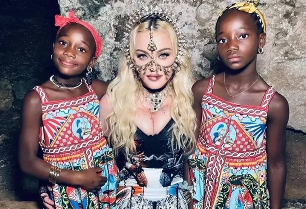 Madonna invade o futebol: cantora pop presente em jogos das filhas no Tottenham
