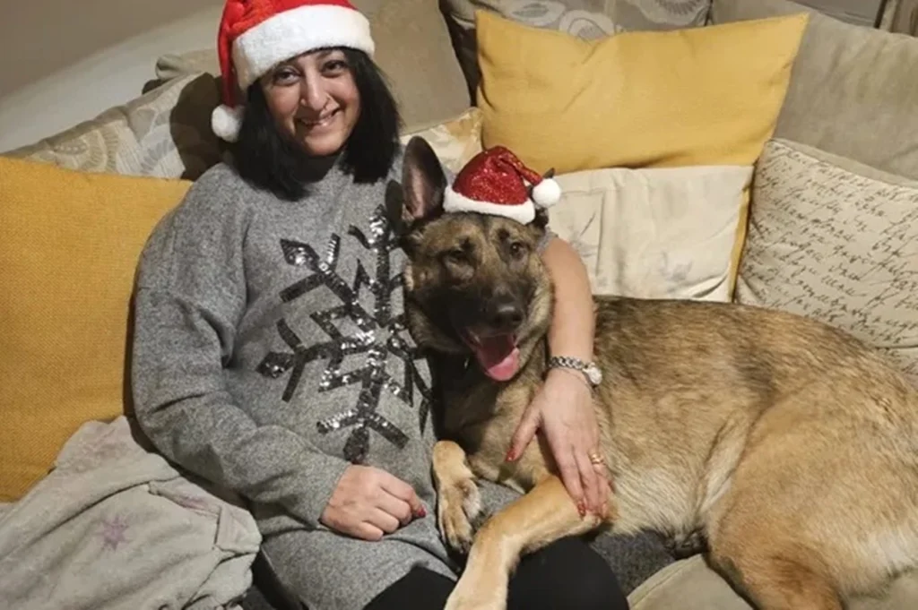 Mulher perde mãos e pés após infecção grave causada por lambida de cachorro hoje Mulher perde mãos e pés após infecção grave causada por lambida de cachorro hoje