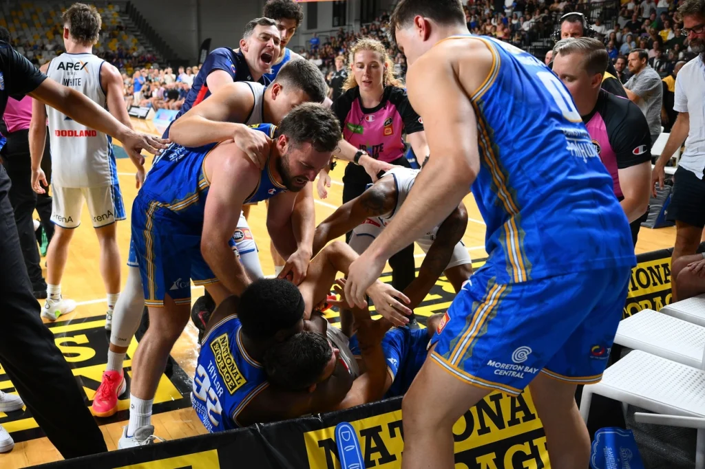 NBL em Fúria: Adelaide 36ers e Brisbane Bullets se Enfrentam em Uma Das Mais Tumultuadas Partidas da História NBL em Fúria: Adelaide 36ers e Brisbane Bullets se Enfrentam em Uma Das Mais Tumultuadas Partidas da História