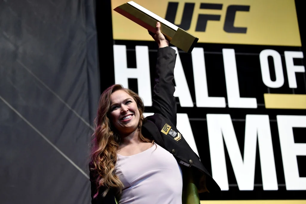 Ronda Rousey agora enfrenta Carano após polêmicas Ronda Rousey agora enfrenta Carano após polêmicas