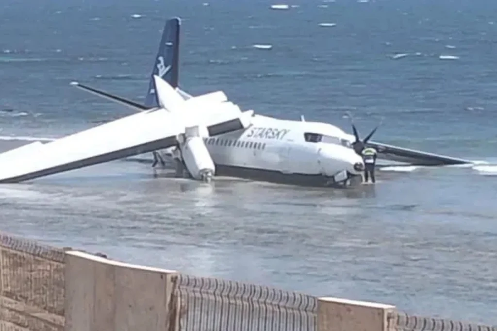 Vídeo avião com 55 pessoas faz pouso forçado na Somália hoje