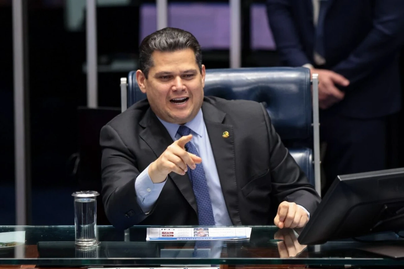 Alcolumbre agora prioriza PEC do fim da escala 6×1, aliados dizem