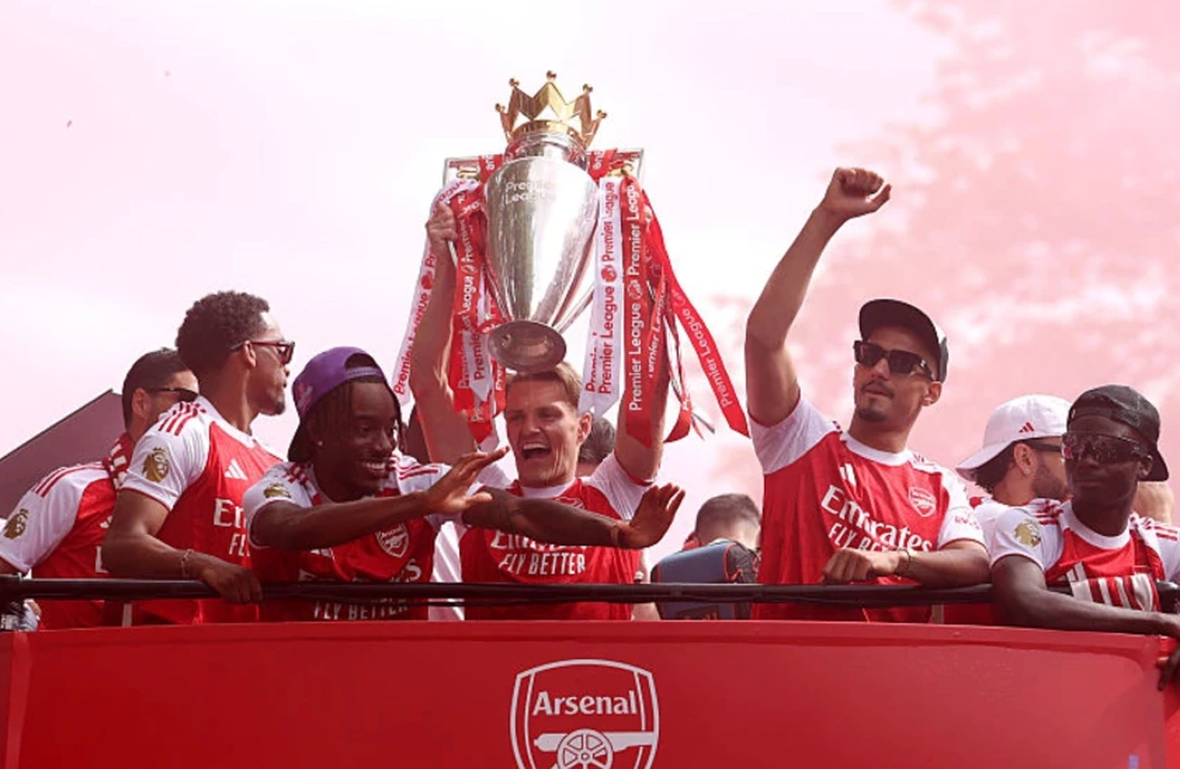 Arsenal celebra título de Londres e título da Premier League com emocionante desfile