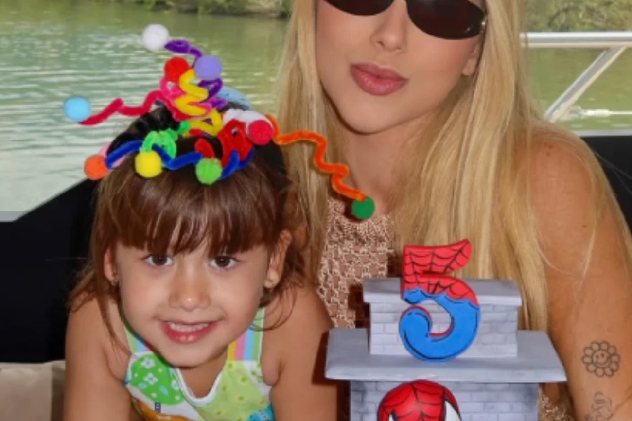 Hoje Maria Alice comemora 5 anos com um bolo do Homem-Aranha incrível