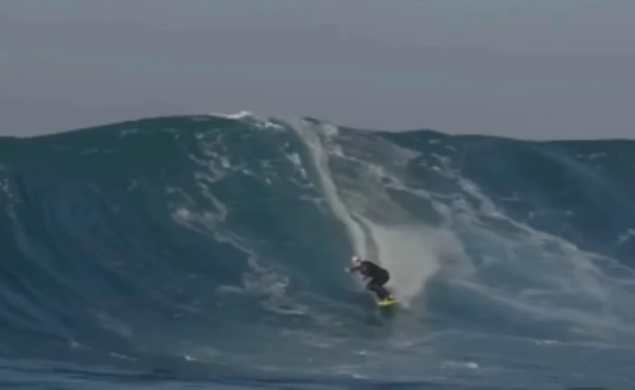 Michaela Fregonese quebra recorde surfando onda de 12,25 metros hoje