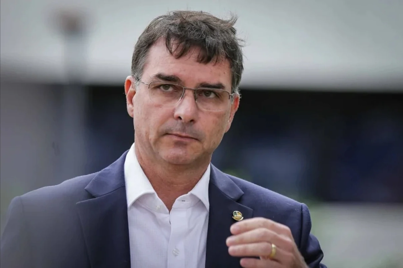 Flávio Bolsonaro revela segredo sobre contratos do filme Dark Horse hoje