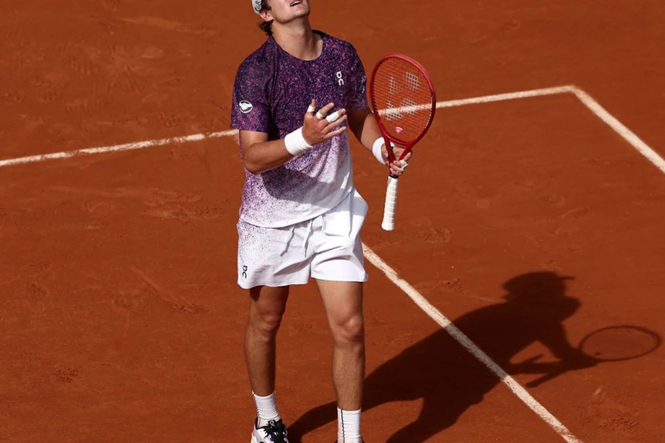 João Fonseca derrota Djokovic em partida épica de 4h53min e vai às oitavas de Roland Garros hoje