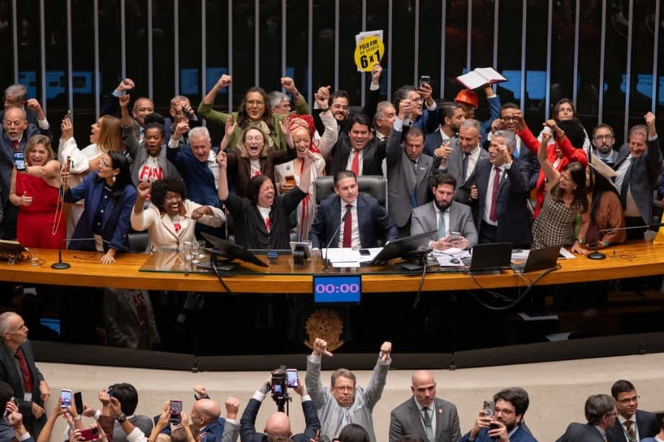 Câmara aprova PEC do fim da escala 6×1 agora, Lula celebra vitória