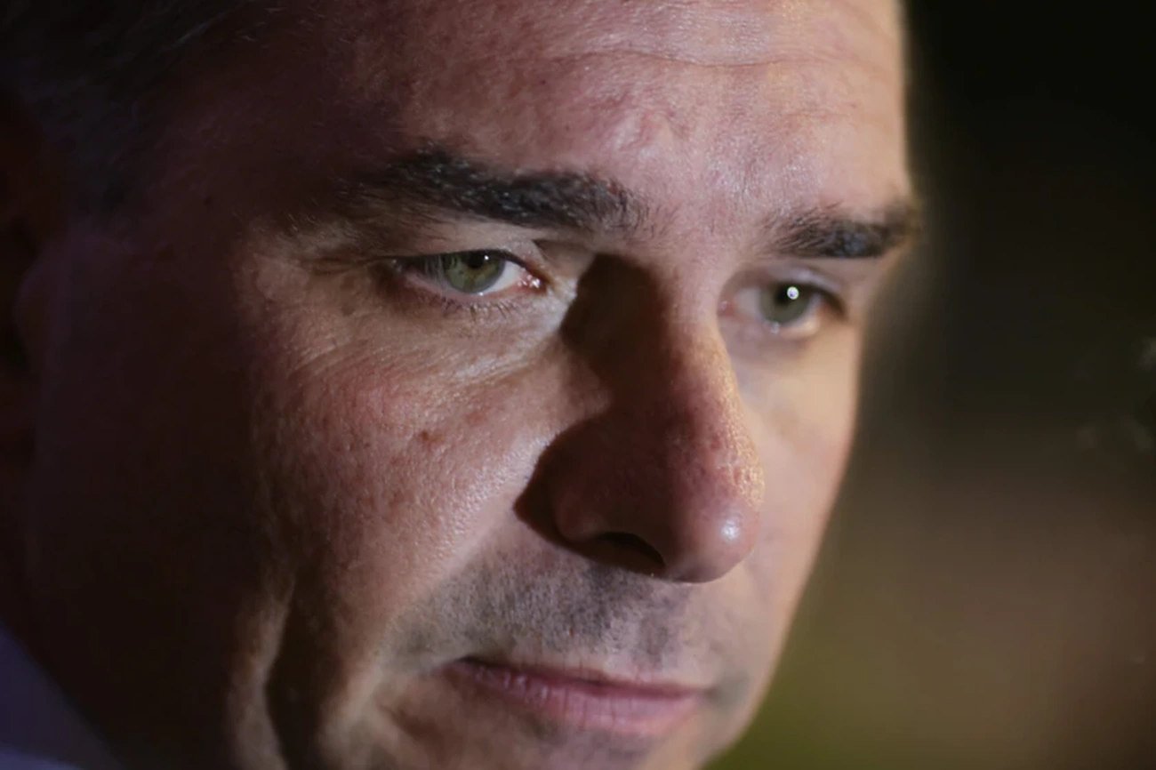 Flávio Bolsonaro acusa Lula de defender criminosos do PCC e CV agora