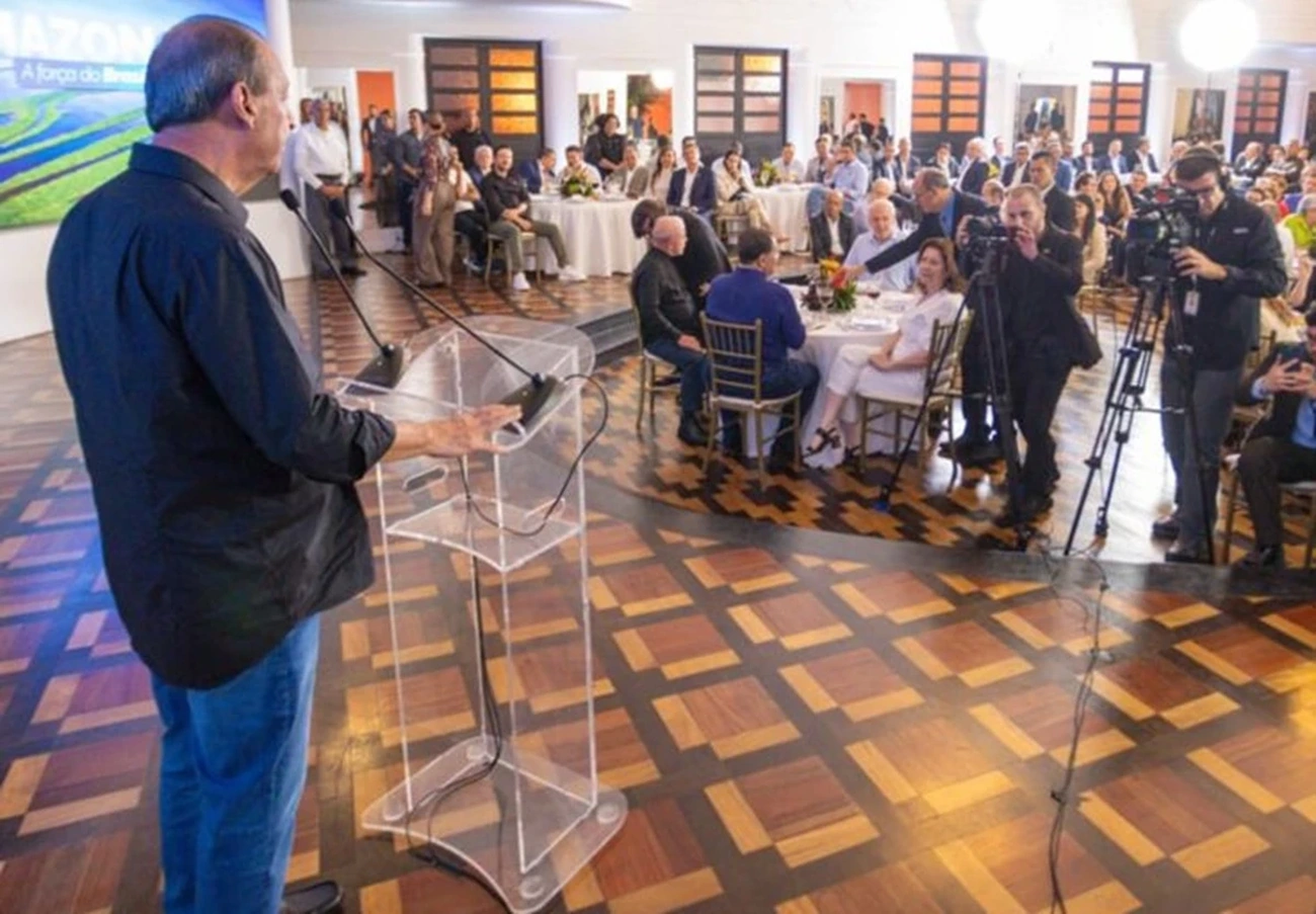 Lula janta com prefeitos no AM hoje sem celulares