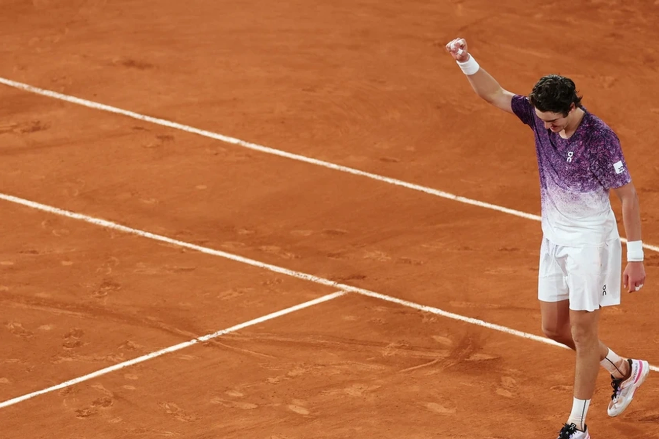 João Fonseca quebra jejum de 22 anos e vai às quartas de Roland Garros hoje