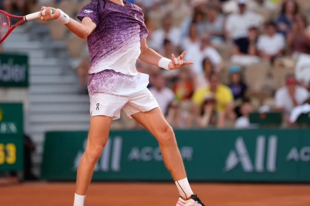 João Fonseca hoje derrota Djokovic em emocionante batalha no Roland Garros
