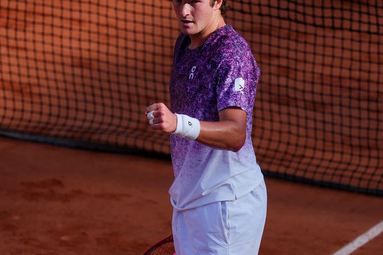 João Fonseca revoluciona tênis brasileiro com triunfo histórico sobre Djokovic em Roland Garros