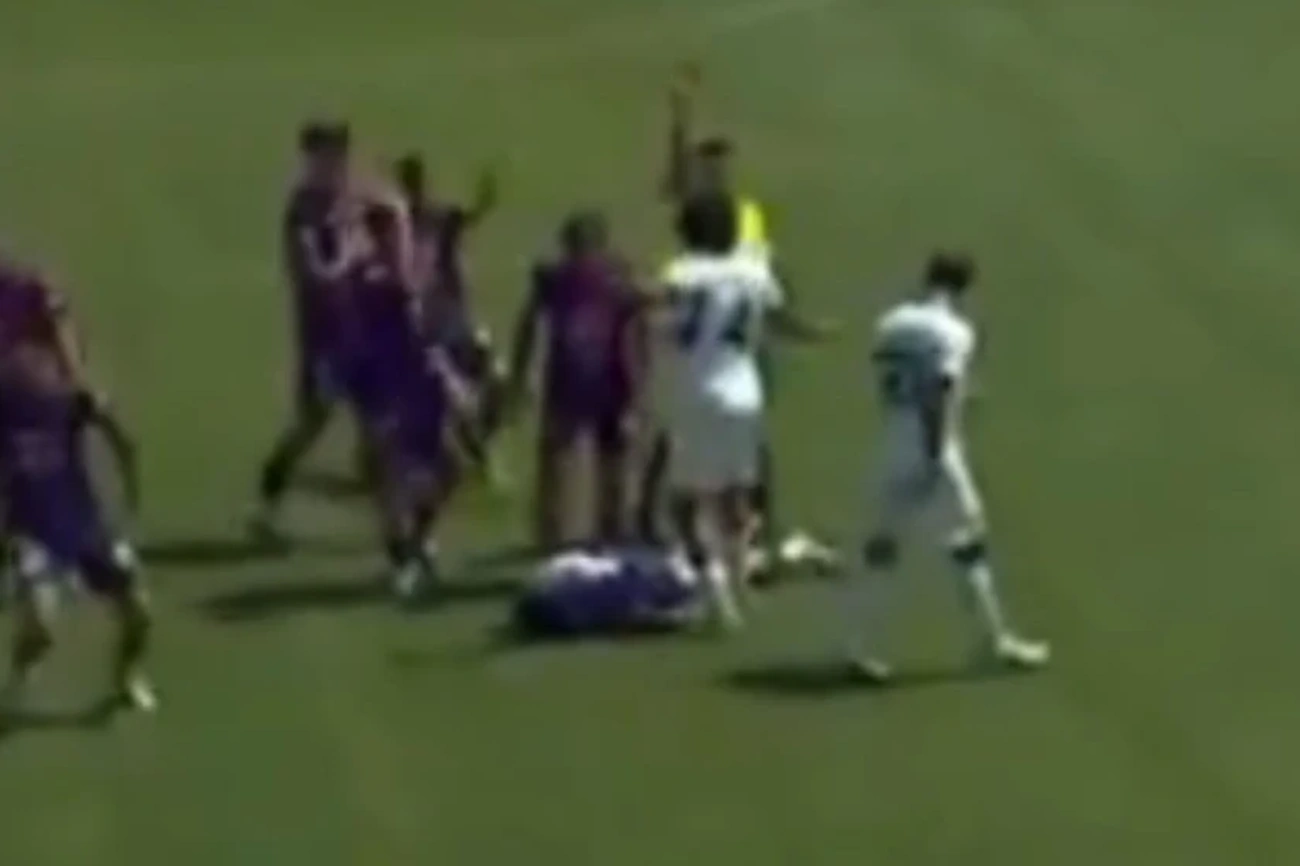 Toni Penyafort cai desacordado após choque em jogo Espanhol e é levado para o hospital