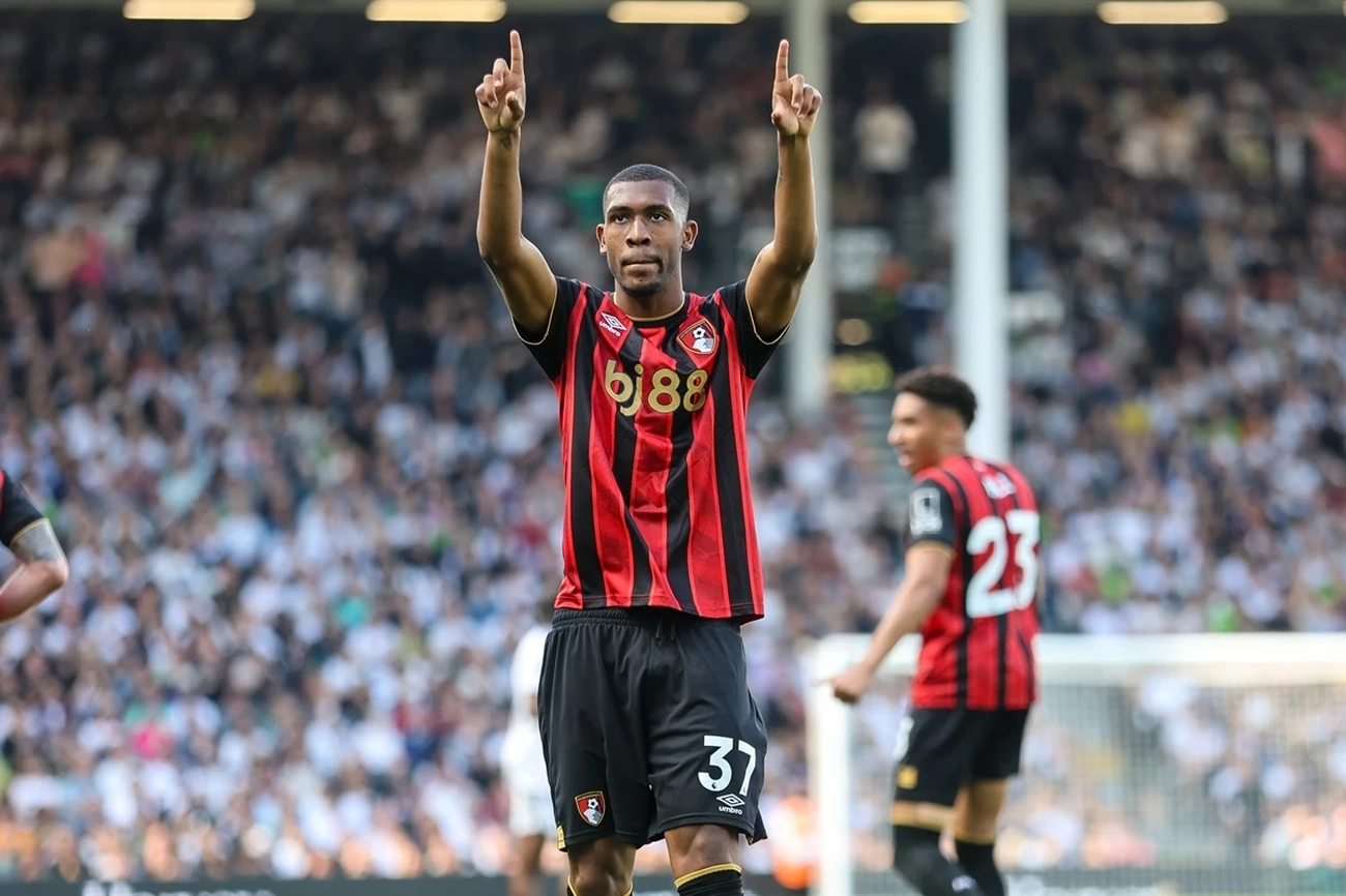 Dois brasileiros brilham agora na Premier League entre os 10 melhores da temporada