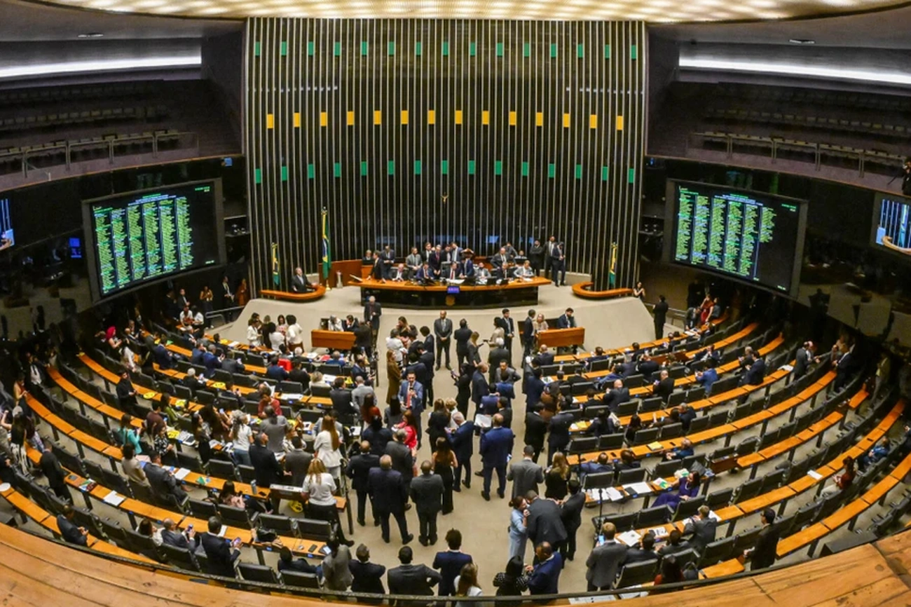 Câmara aprova PEC que reduz jornada de trabalho para 40h semanais agora