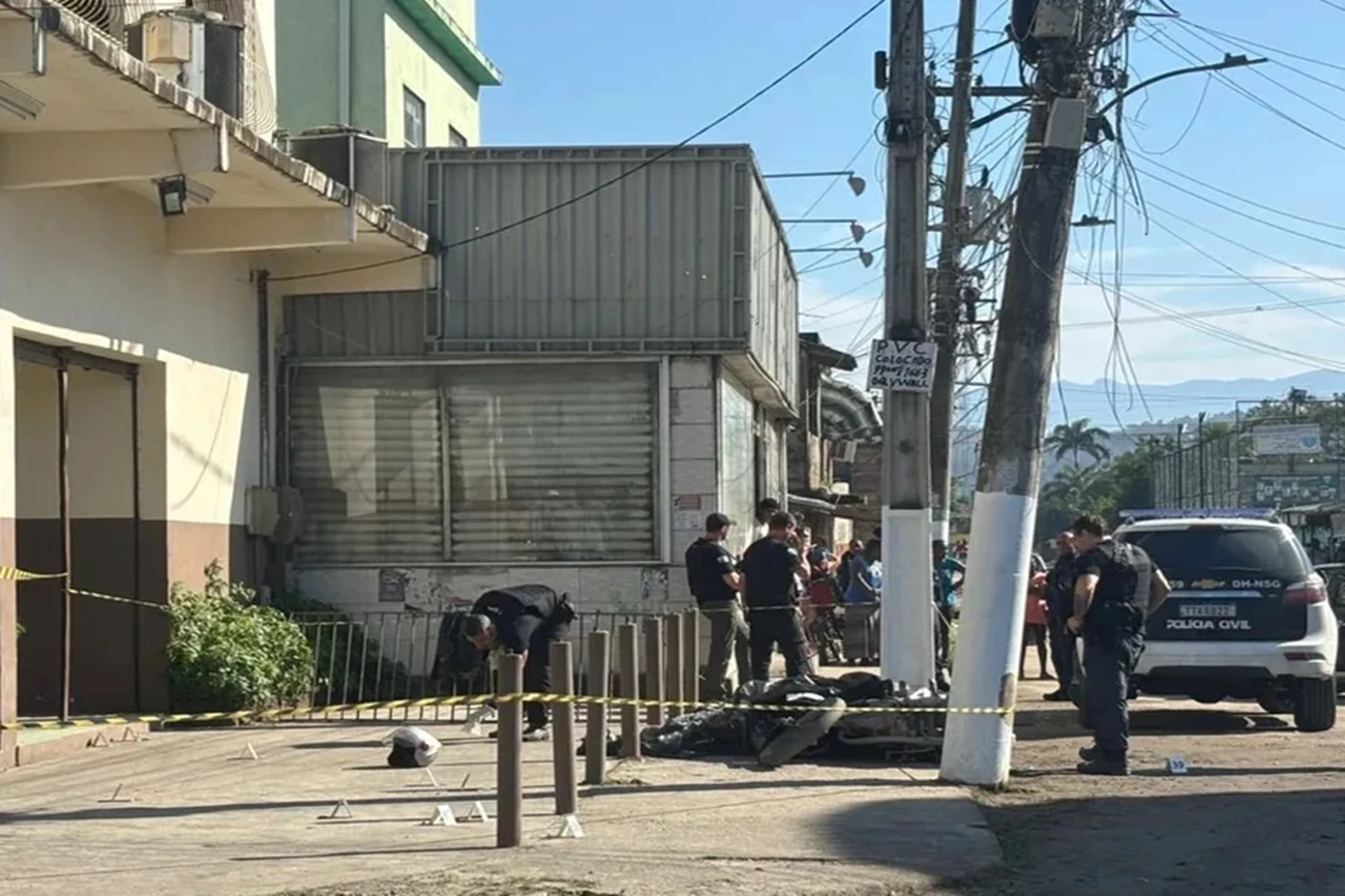 Dois pedreiros morrem agora no RJ após PM confundir ferramenta com arma