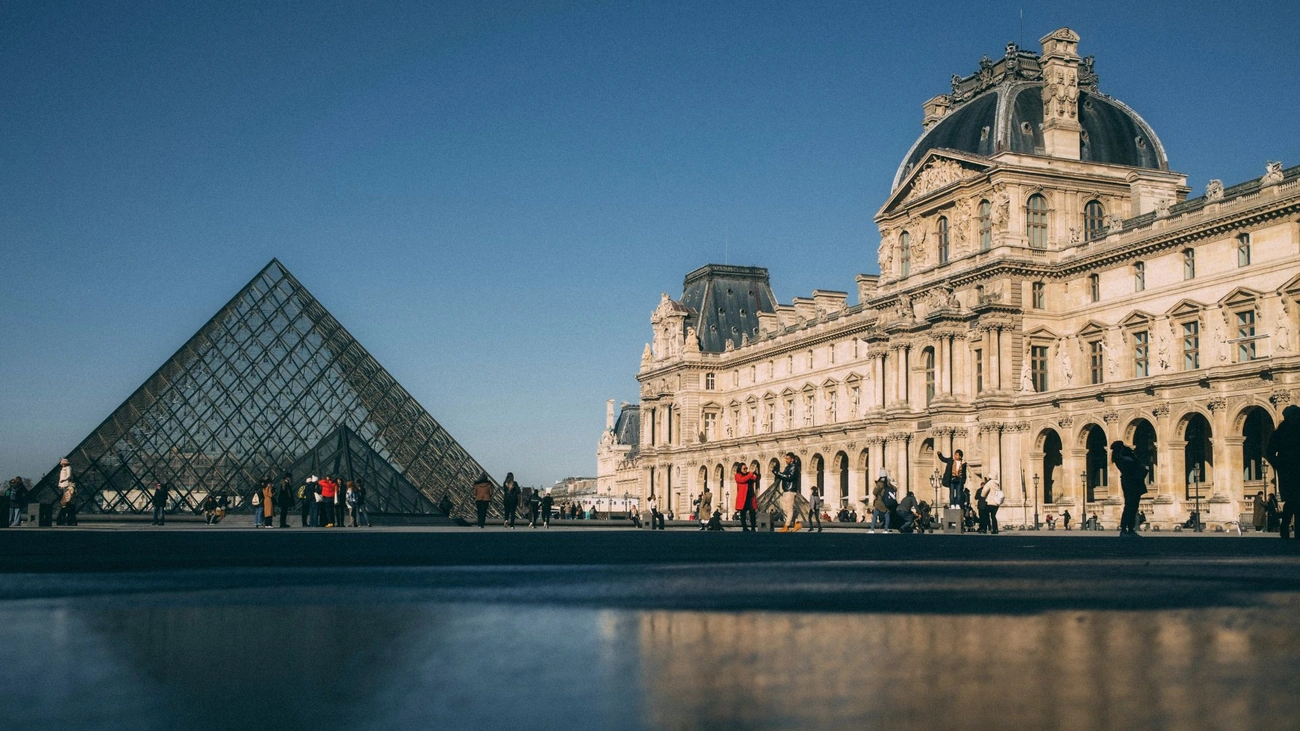 Roubo milionário no Louvre agora vira filme e série documental