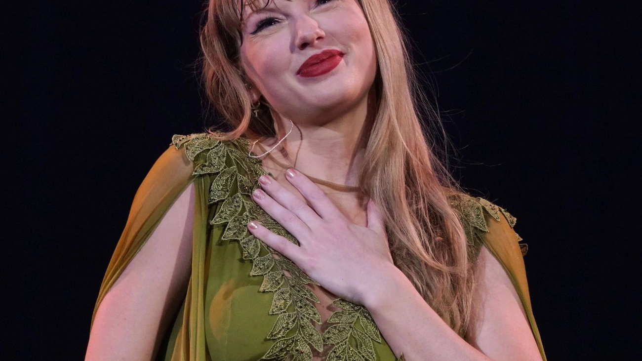 Taylor Swift agora envia presente para jovem fã após avião de papel viralizar