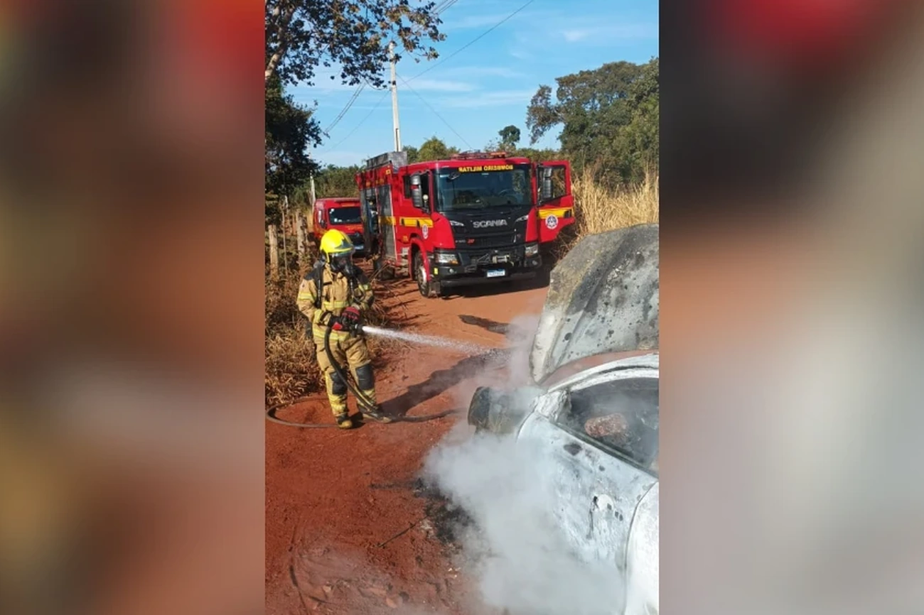 Incendio destrói veículo em Ituiutaba agora sem vítimas
