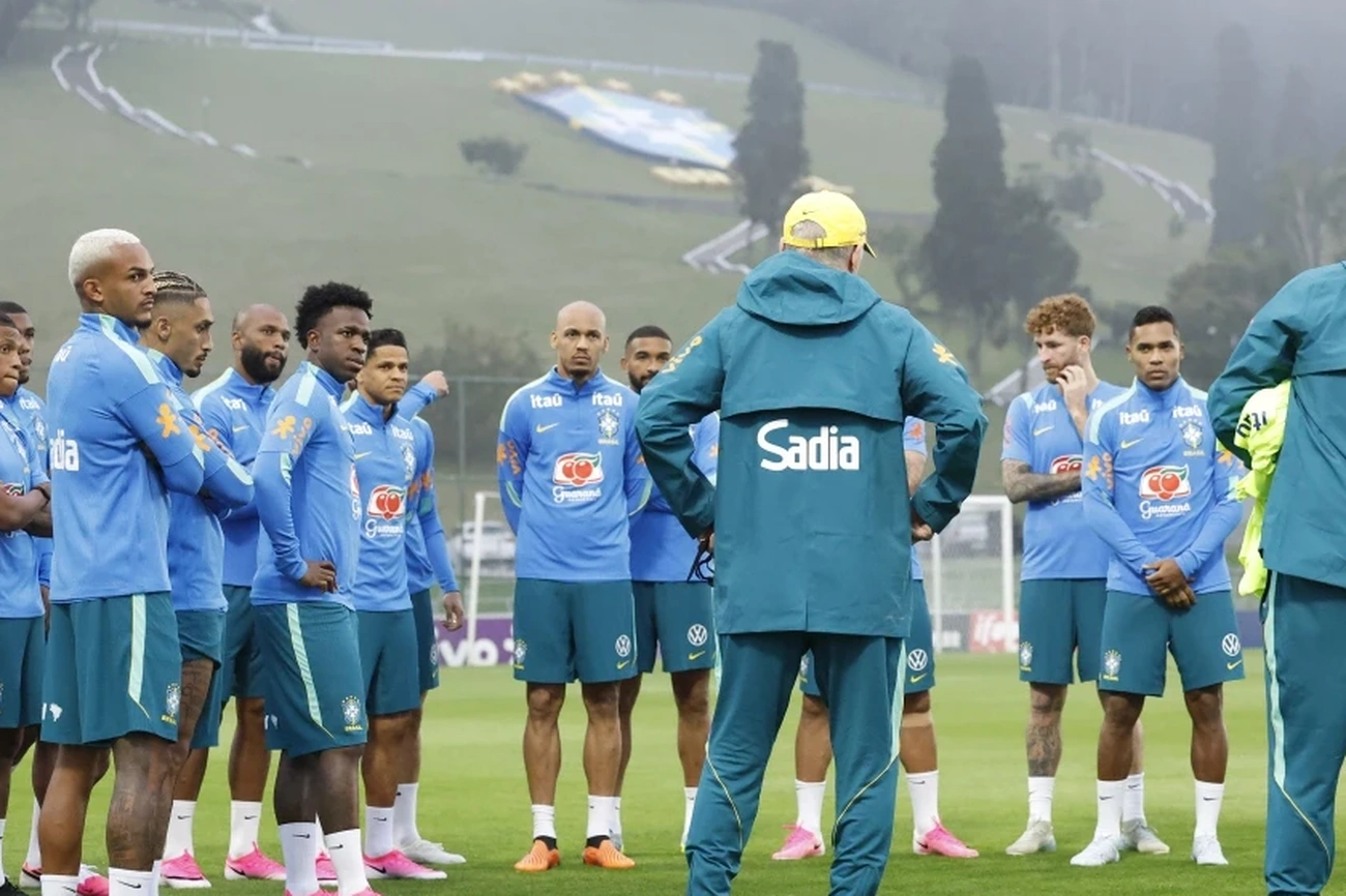 Seleção Brasileira treina na Granja Comary com 23 jogadores presentes